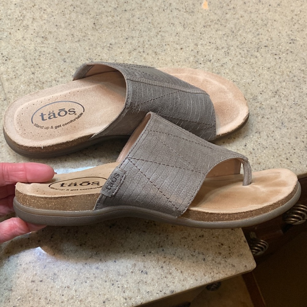 Taos Rumor sandal, gray leather, size 8M